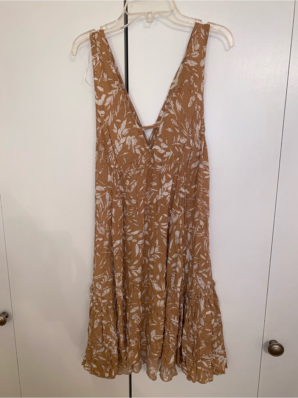 Endless Blu Sleeveless V-Neck Mini Dress in Camel and White